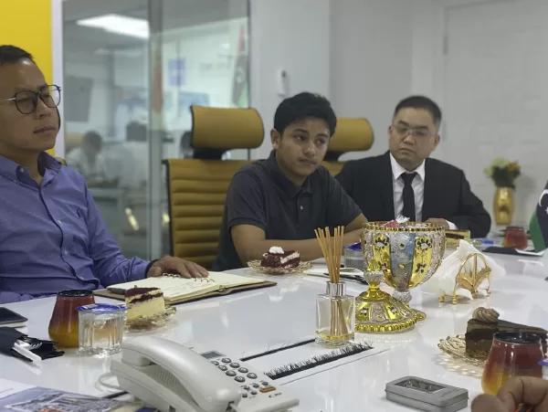 Takns Holding executives meeting with representatives from KERUI Petroleum & Gas to discuss future collaboration.
